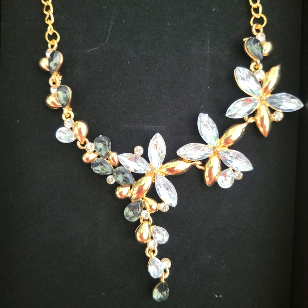 NEW Necklase and earrings set